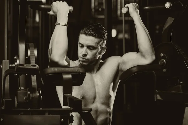 Hombre culturista haciendo ejercicio para bíceps — Foto de Stock