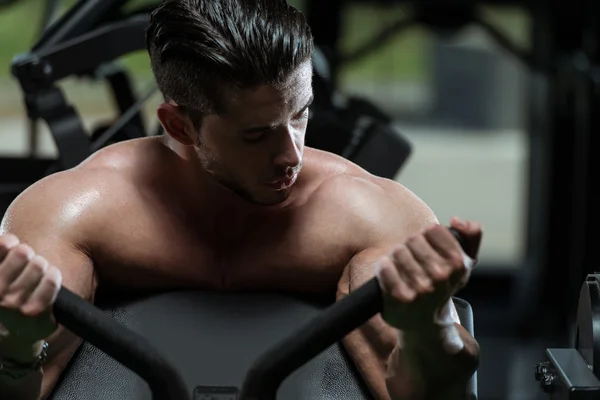 Homem muscular fazendo exercício de peso pesado para bíceps — Fotografia de Stock