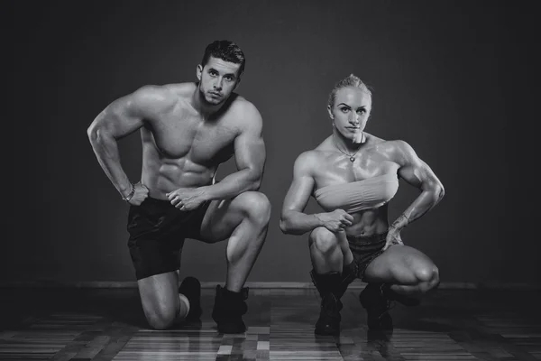 Athlétisme homme et femme faisant de l'exercice de fitness — Photo