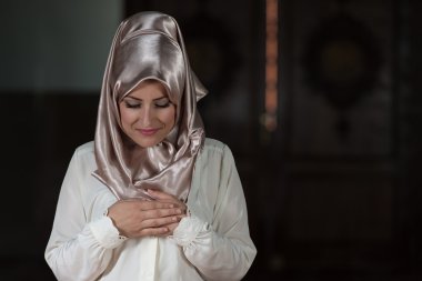 Genç Müslüman kadın dua