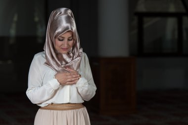 Müslüman camide dua