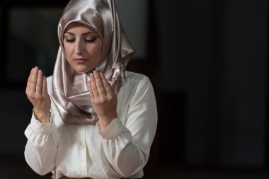 Genç Müslüman kadın dua