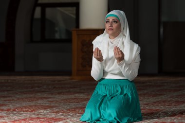 Mütevazı Müslüman dua kadın