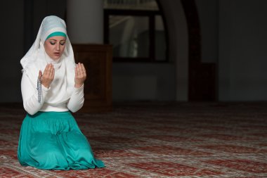 Müslüman kadının camide dua ediyor
