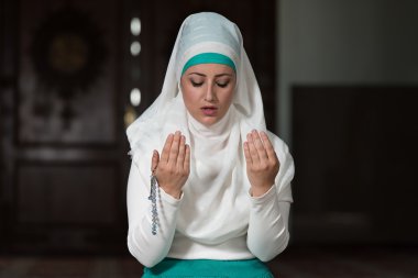Genç Müslüman kadın dua
