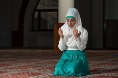 Mütevazı Müslüman dua kadın
