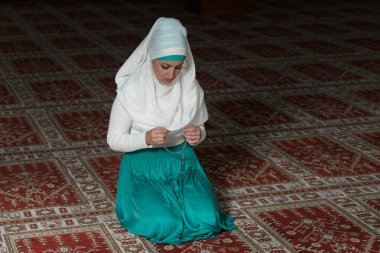 Mütevazı Müslüman dua kadın