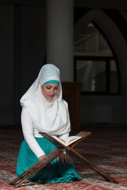 Müslüman kadın Kur'an okuma