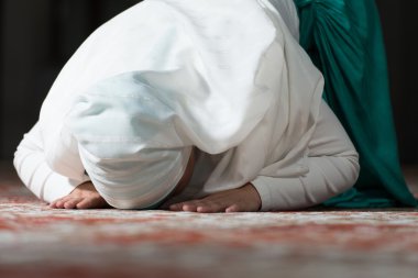 Mütevazı Müslüman dua kadın
