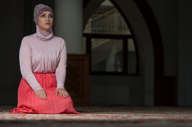 Genç Müslüman kadın dua