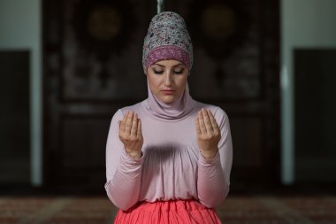 Mütevazı Müslüman dua kadın