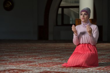 Müslüman kadın camide namaz kılıyor.