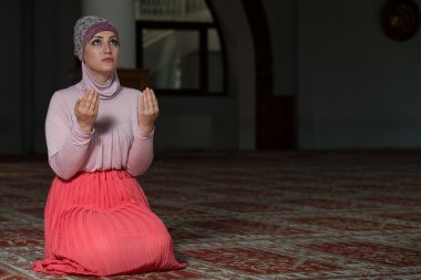 Müslüman kadın camide namaz kılıyor.
