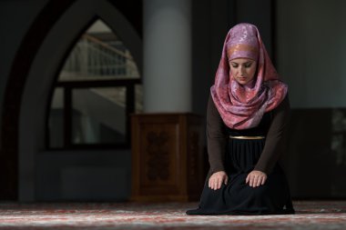 Müslüman kadın camide namaz kılıyor.