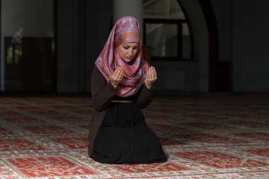 Mütevazı Müslüman dua kadın