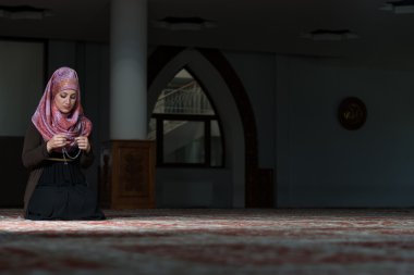 Mütevazı Müslüman dua kadın