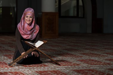 Müslüman kadın Kur'an okuyor