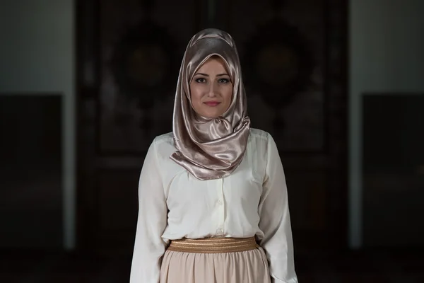 Portrait Of Young Muslim Woman — Stock Photo, Image