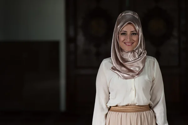 Portrait Of Young Muslim Woman — Stock Photo, Image