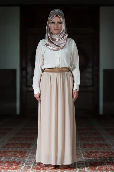 Portrait Of Young Muslim Woman — Stock Photo, Image