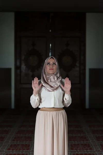 기도 하는 젊은 무슬림 여성 — 스톡 사진