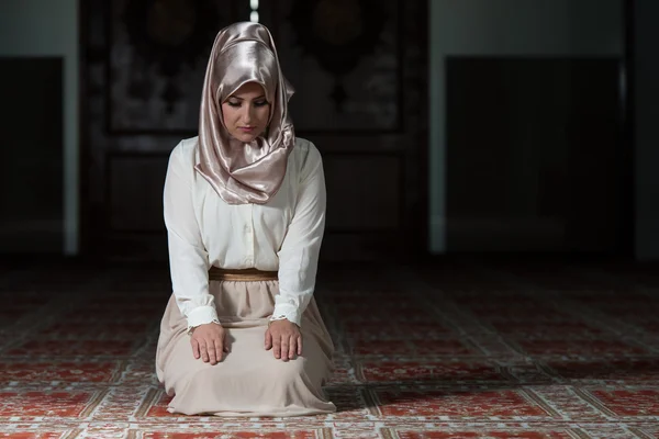 Muslim Woman Is Praying In The Mosque — Stock Photo, Image