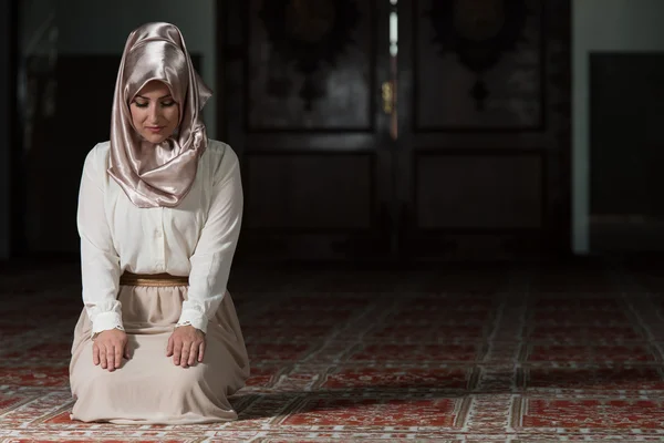 Joven musulmana rezando —  Fotos de Stock