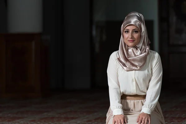 Πορτρέτο της νεαρής μουσουλμανικής γυναίκας — Φωτογραφία Αρχείου