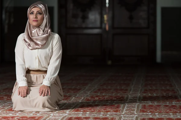 ผู้หญิงมุสลิมสาวอธิษฐาน — ภาพถ่ายสต็อก
