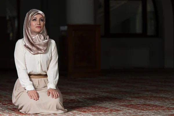 Genç Müslüman kadın dua — Stok fotoğraf