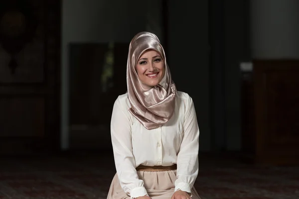 Retrato de una joven musulmana —  Fotos de Stock