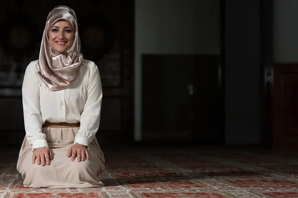 Portrait de jeune femme musulmane — Photo