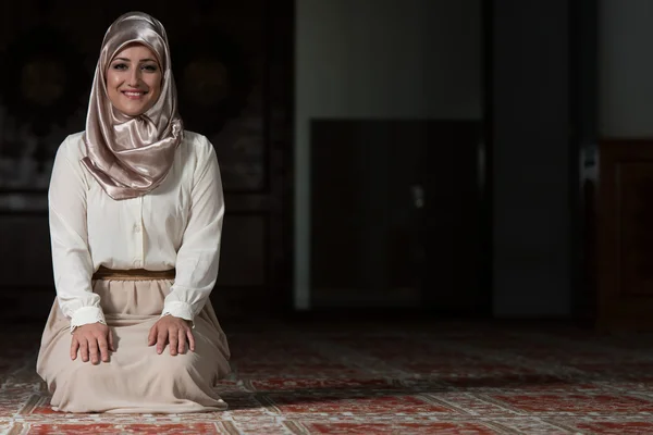 Portrait Of Young Muslim Woman — Stock Photo, Image