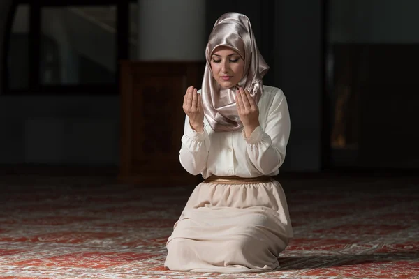 Mujer musulmana reza en la mezquita — Foto de Stock