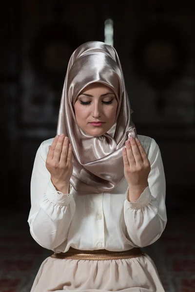 Moslimvrouw Is bidden In de moskee — Stockfoto