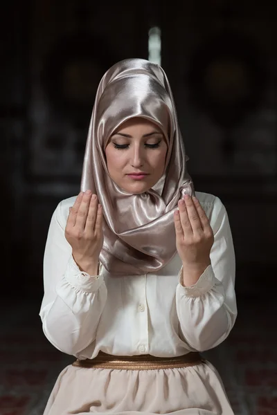 Mulher muçulmana está orando na mesquita — Fotografia de Stock