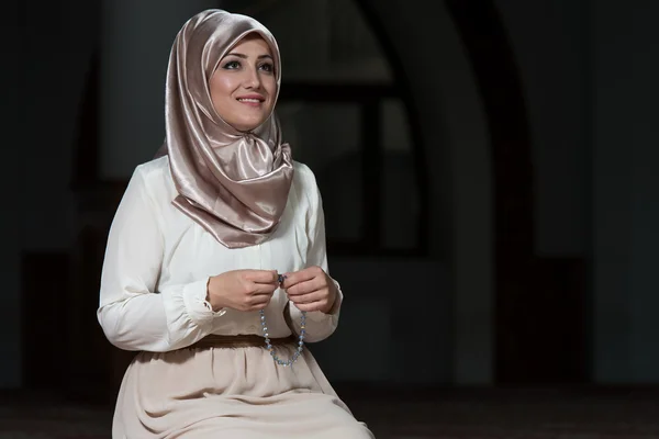 Jovem mulher muçulmana rezando — Fotografia de Stock