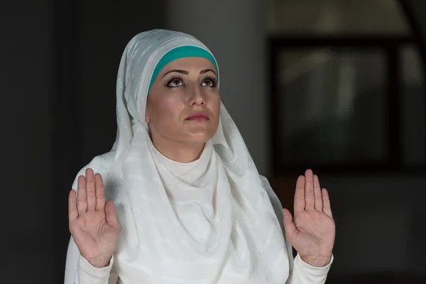 Muslim Woman Is Praying In The Mosque — Stock Photo, Image