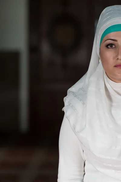 Portrait Half Of Face Of Young Muslim Woman — Stock Photo, Image