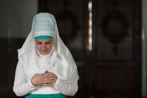 Bönen i moskén — Stockfoto