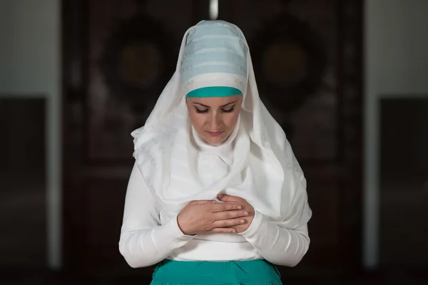Jeune femme musulmane priant — Photo