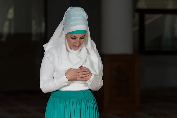 Mujer musulmana reza en la mezquita — Foto de Stock