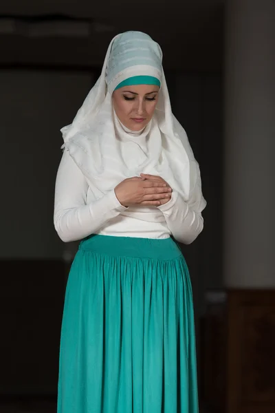 モスクで祈るイスラム教徒の女性は — ストック写真