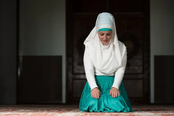 若いイスラム教徒の女性の祈り — ストック写真