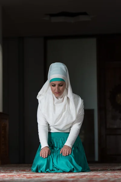 Mulher muçulmana orando na mesquita — Fotografia de Stock