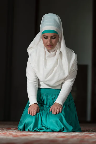 イスラム教徒の女性はモスクで祈る — ストック写真