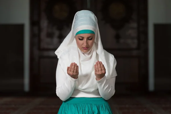 Mulher muçulmana está orando na mesquita — Fotografia de Stock