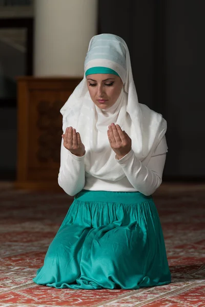 Humilde mujer musulmana de oración — Foto de Stock