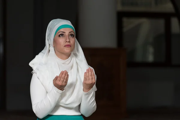 Mulher muçulmana orando na mesquita — Fotografia de Stock