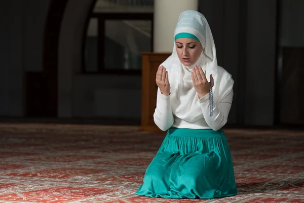 Mulher muçulmana orando na mesquita — Fotografia de Stock